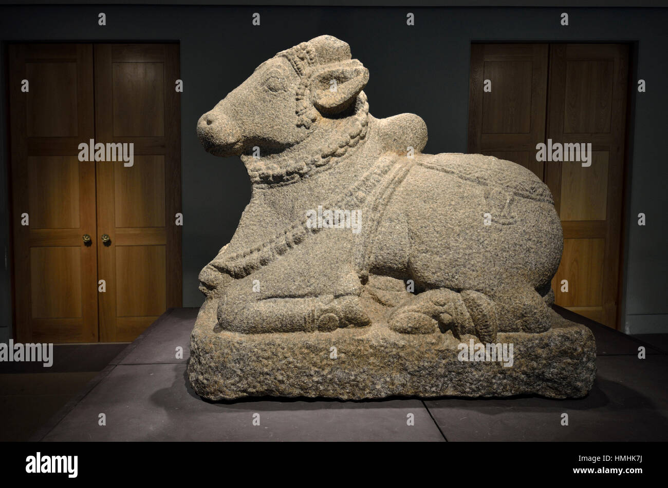 Londres, Angleterre, Royaume-Uni. British Museum. La figure du taureau Nandi (bosse) Deccan, l'Inde, années 1500. Granit sculpté. Nandi s'affiche à l'entrée de chaque temple Banque D'Images