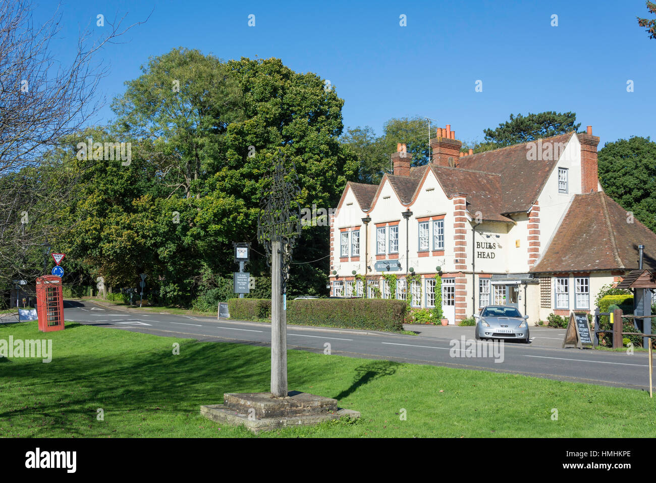 Les Bulls Head Pub, la rue, Ewhurst, Surrey, Angleterre, Royaume-Uni Banque D'Images