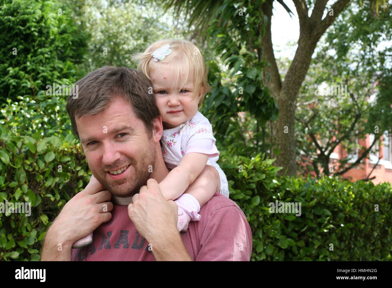 Petite Blonde Petite Fille Enfant Kid Assis Sur Les Epaules De Son Papa La Fete Des Peres Le Jardin Concept Sweet Little Baby Famille Amour Concept Pere Fille Photo Stock Alamy