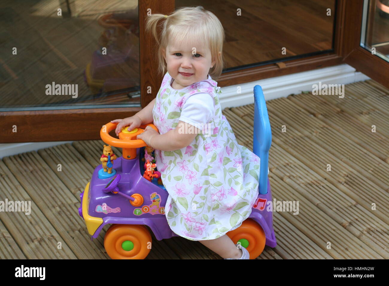 Petite Fille Enfant Jouant Dans Le Jardin S Amusant Sur Un Winnie L Ourson Tour Sur Pousser Un Long Jouets Bebe Belle Blonde Enfant Bebe Concept Photo Stock Alamy