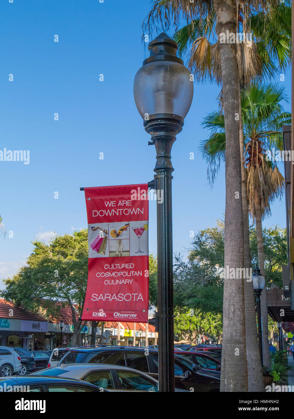 Bannière de pôle lumière sur la rue Main, au centre-ville de Sarasota en Floride Banque D'Images