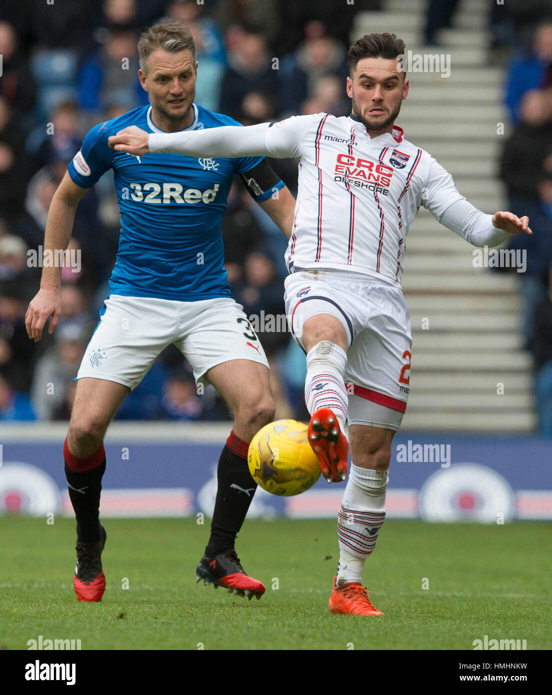 Ross County's Alex Schalk (droite) et Clint Hill des Rangers (à gauche) au cours de la Scottish Premiership match Ladbrokes à Ibrox Stadium, Glasgow. Banque D'Images