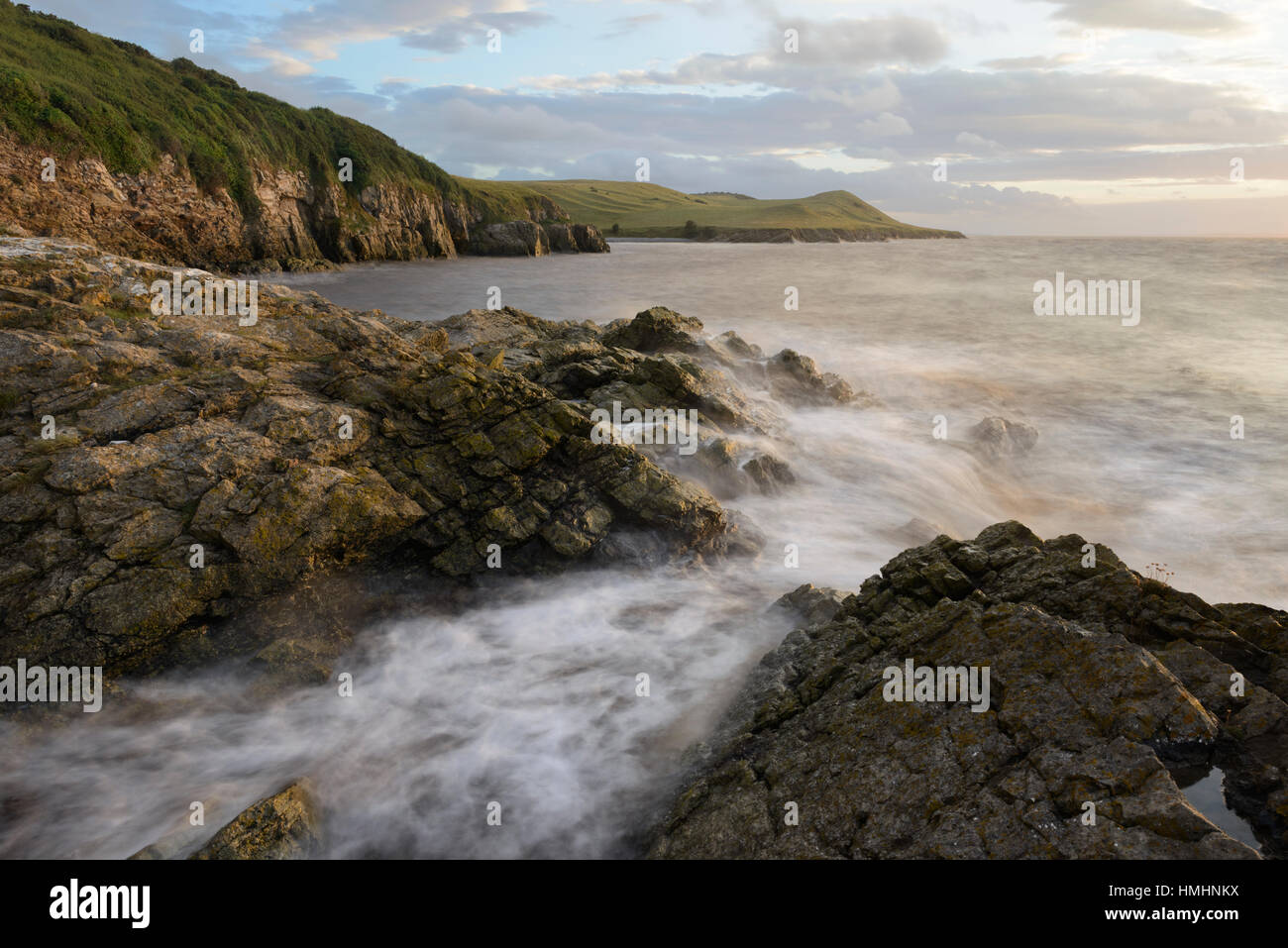 Lavage de la marée haute sur les rochers au milieu d'espoir près de Weston-Super-Mare, Somerset. Banque D'Images