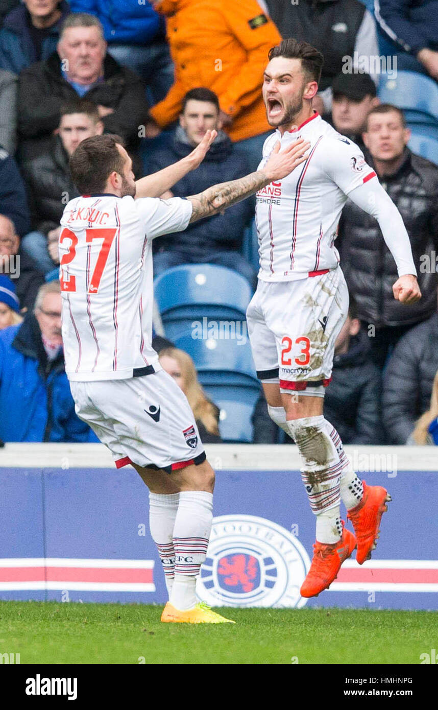 Ross County's Alex Schalk fête marquant son premier but côtés pendant le match de championnat écossais de Ladbrokes Ibrox Stadium, Glasgow. Banque D'Images