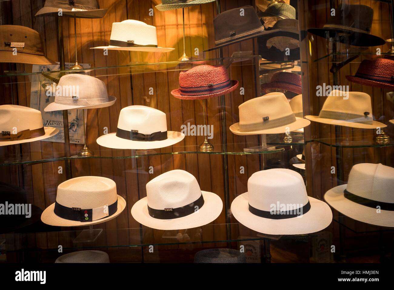 Affichage des chapeaux en hat shop. Barcelone, Catalogne, Espagne Photo  Stock - Alamy