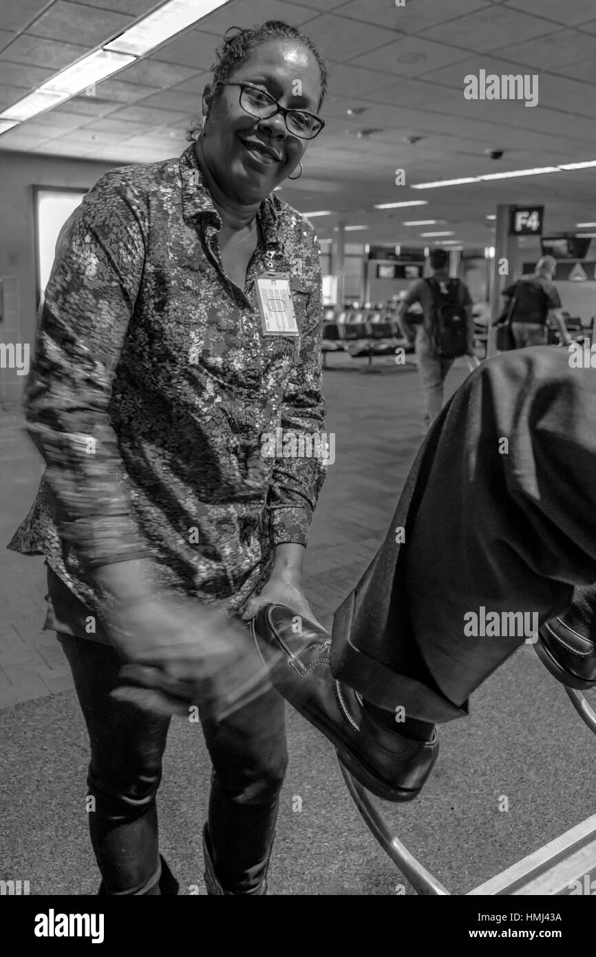 Femme noire à Minneapolis brille chaussures dans Minneapolis Airport 7 Novembre 2016 Banque D'Images