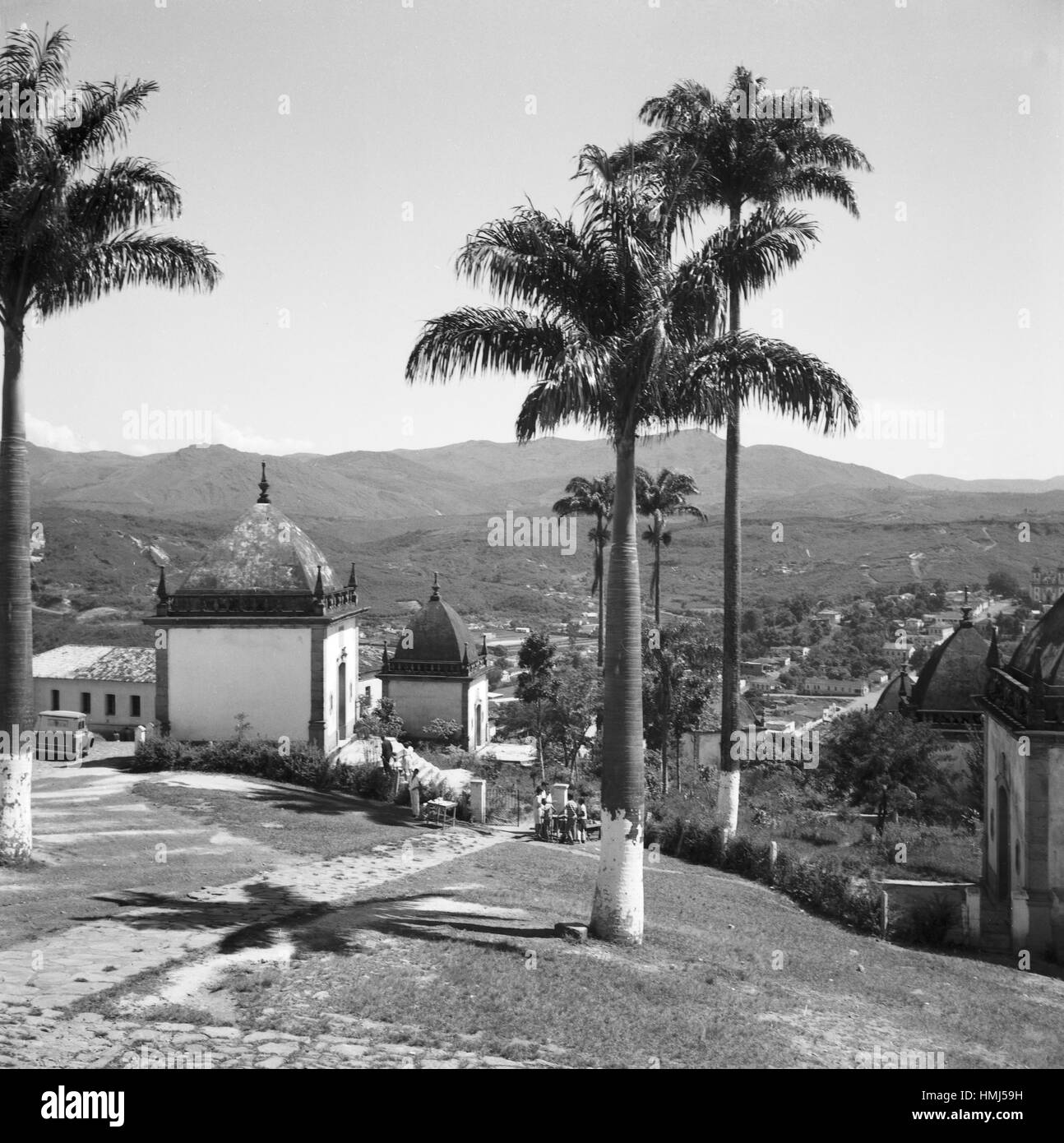 Blick von der Kirche Heiligtum des Guten Herrn Jésus auf Congonhas, Brésil 1966. Congonhas vu de l'église sanctuaire de Bom Jesus do Matosinhos Brésil 1966. Banque D'Images