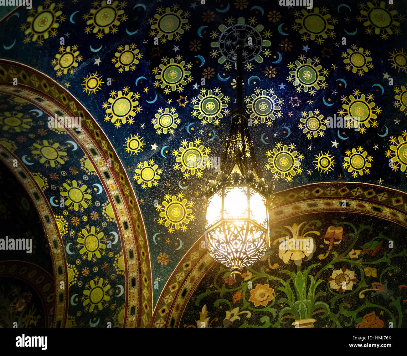 Lanterne ancienne sur le plafond de l'Église du Sauveur sur le Sang Versé à Saint Petersburg, Russie Banque D'Images