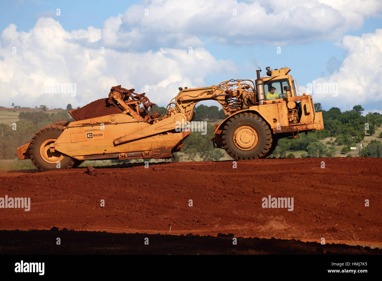 MEMERAMBI, AUSTRALIE, LE 31 MARS 2016 : Un caterpillar 623B de paddle-racloir au travail sur une ferme dotée d''un sol volcanique riche rouge près de Memerambi, Queensland, Banque D'Images