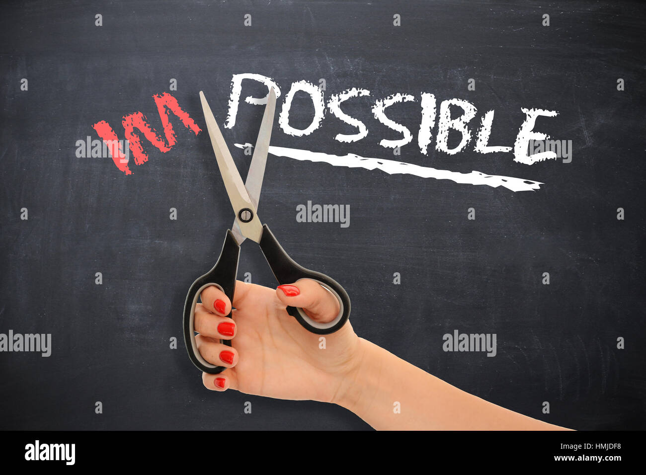 Message de motivation sur tableau noir avec des ciseaux de coupe femme avec le mot "impossible", tournant dans la mesure du possible Banque D'Images
