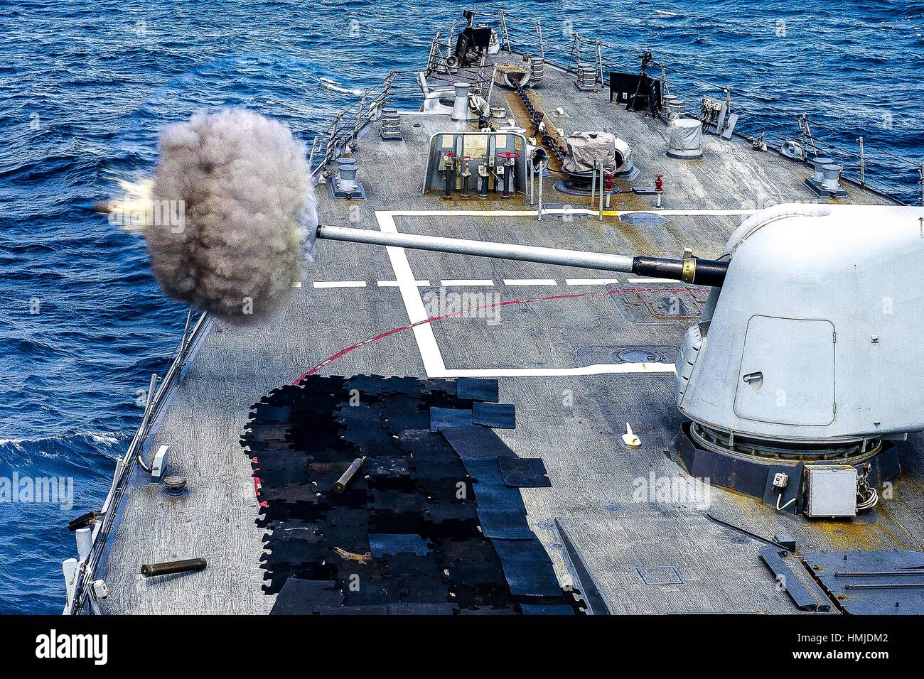 L'uss gonzalez mène un exercice de tir réel à l'aide d'un mk 455 canons dans l'océan indien, fév. 5, 2015. l'est missiles Banque D'Images