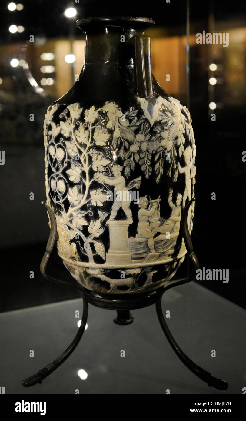 La récolte de Cupids raisin. Amphoriskos appelé Blue Vase. Verre camée