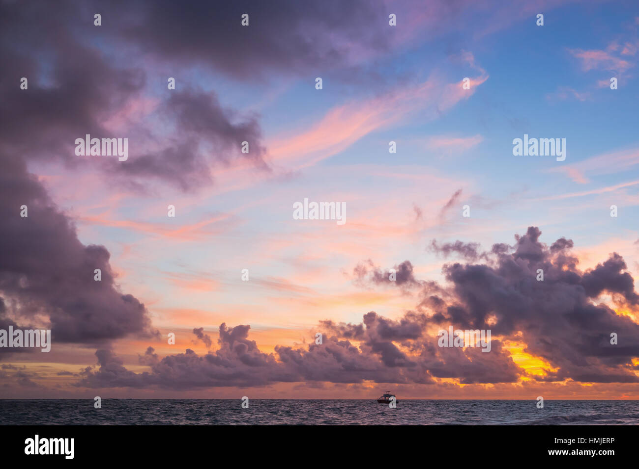 Lever de soleil sur l'Océan Atlantique colorés, Bavaro , d'Hispaniola. République dominicaine, paysage côtier Banque D'Images