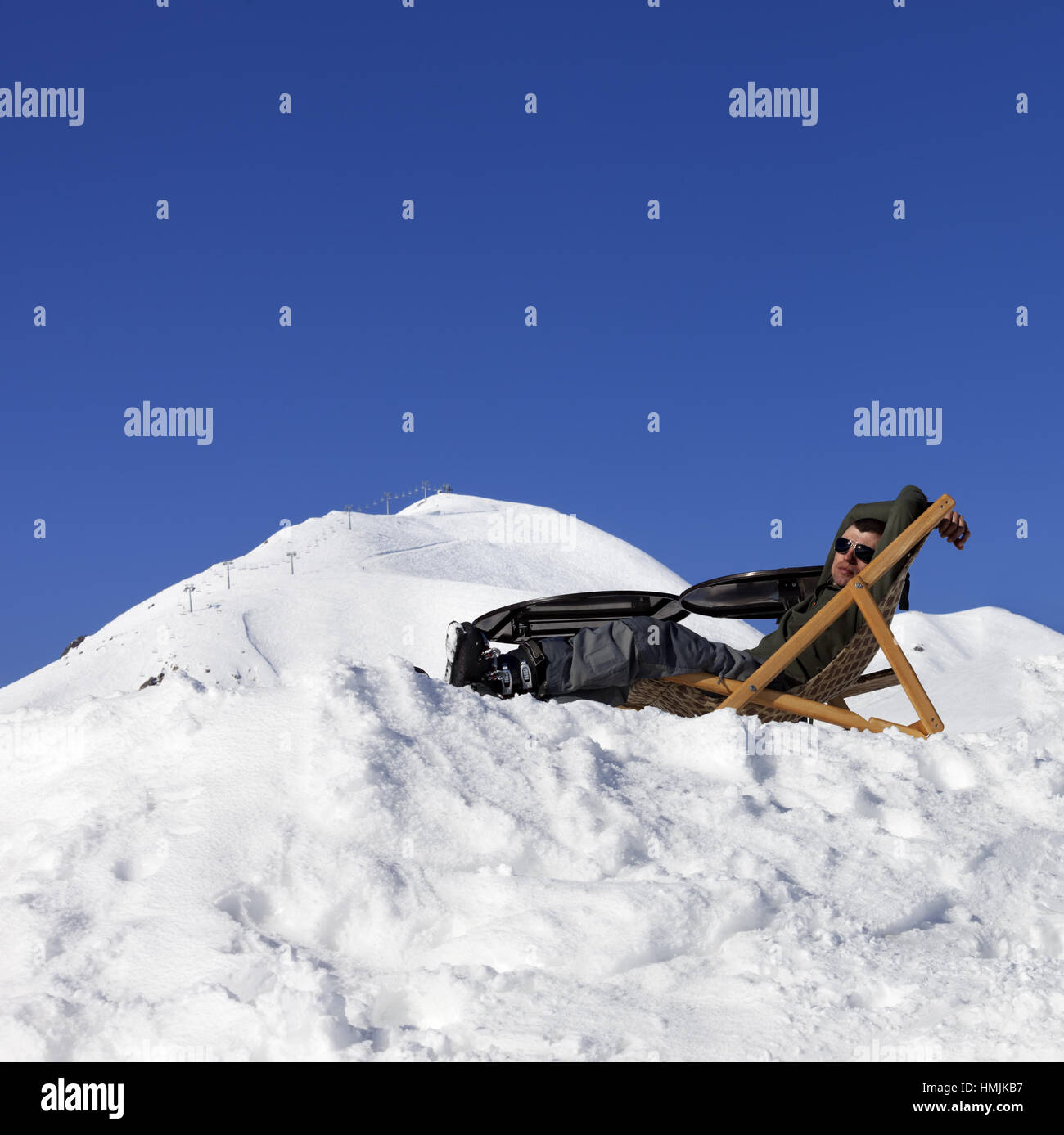 Montagnes hiver Skieur à se reposer sur des chaises longues en café en plein air. Montagnes du Caucase, la Géorgie, la région Gudauri. Banque D'Images