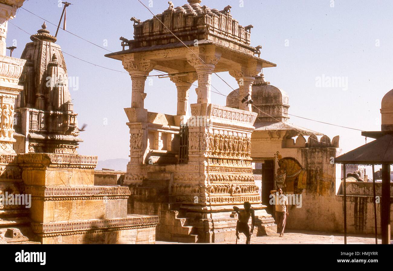 Avis de deux mendiants au sommet de la plaza balcon du Temple Jagdish, à Udaipur, Rajasthan, au nord-ouest de l'Inde, Novembre, 1973. En bas au centre, un homme qui s'est tordu les membres sont décrites dans l'ombre contre la pierre d'un blanc éclatant les murs du temple. (Photo de la Collection Morse/Gado/Getty Images). Banque D'Images