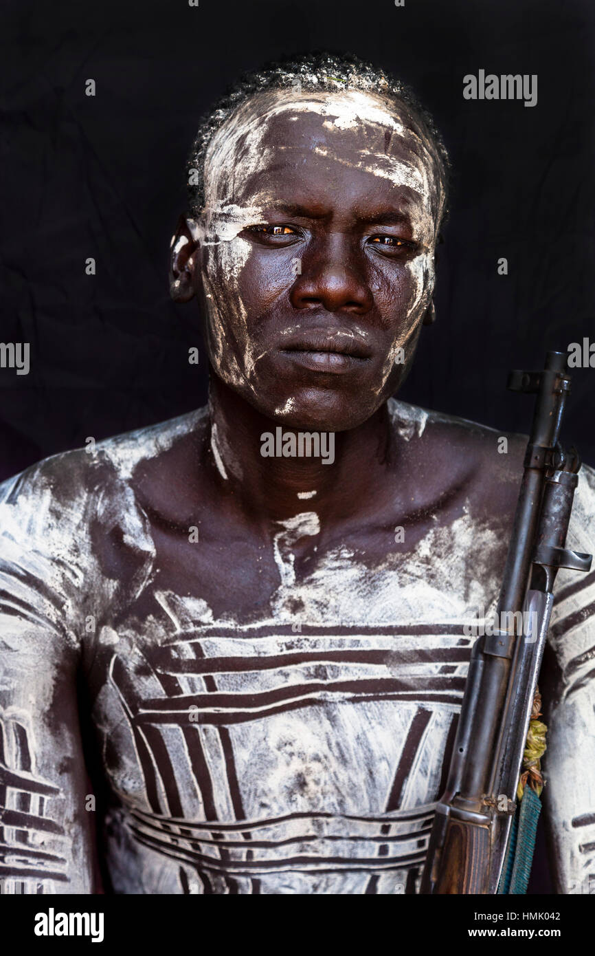 Un Portrait d'un homme de la tribu Karo, Kolcho Village, vallée de l'Omo, Ethiopie Banque D'Images