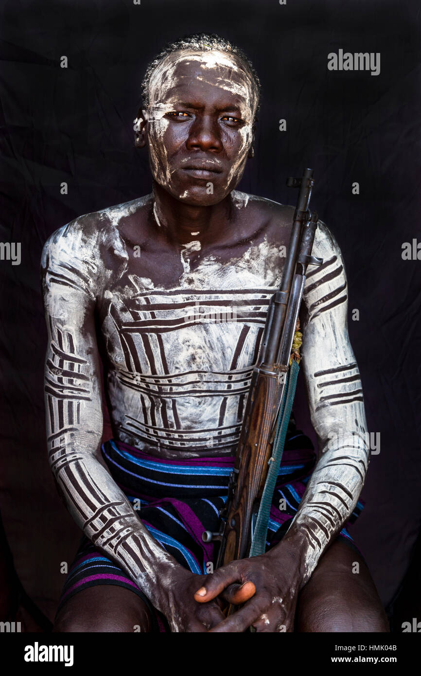 Un Portrait d'un homme de la tribu Karo, Kolcho Village, vallée de l'Omo, Ethiopie Banque D'Images