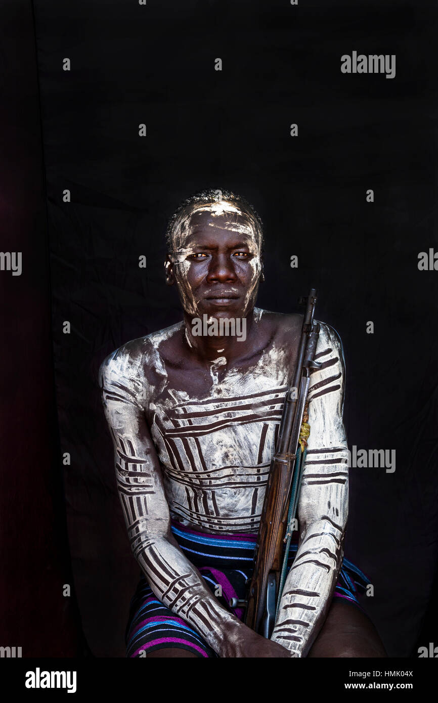 Un Portrait d'un homme de la tribu Karo, Kolcho Village, vallée de l'Omo, Ethiopie Banque D'Images