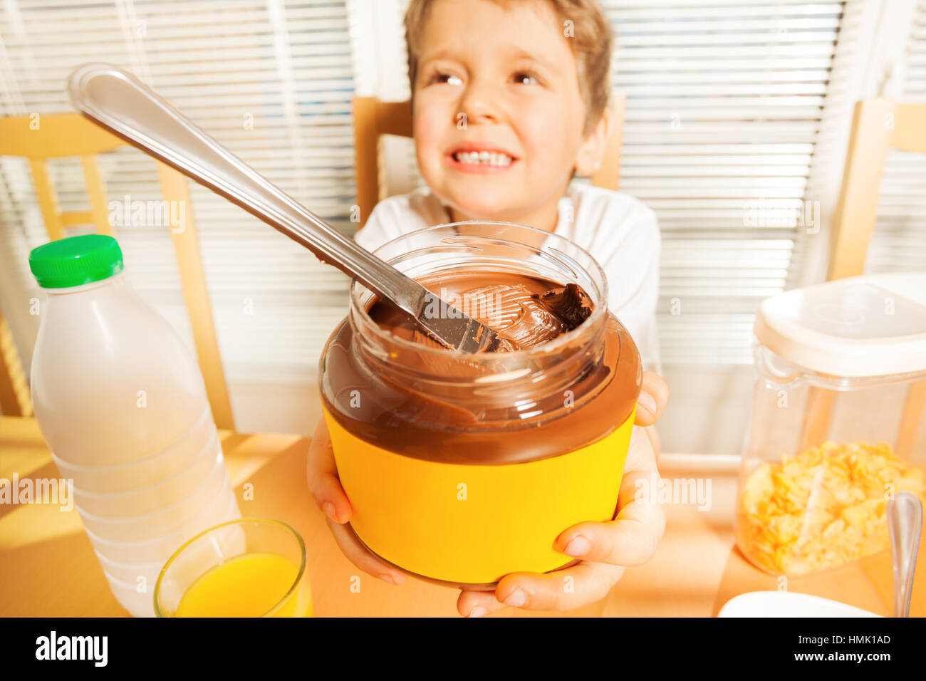 Adorable garçon tenant une grande boîte avec un tartiner au chocolat Banque D'Images