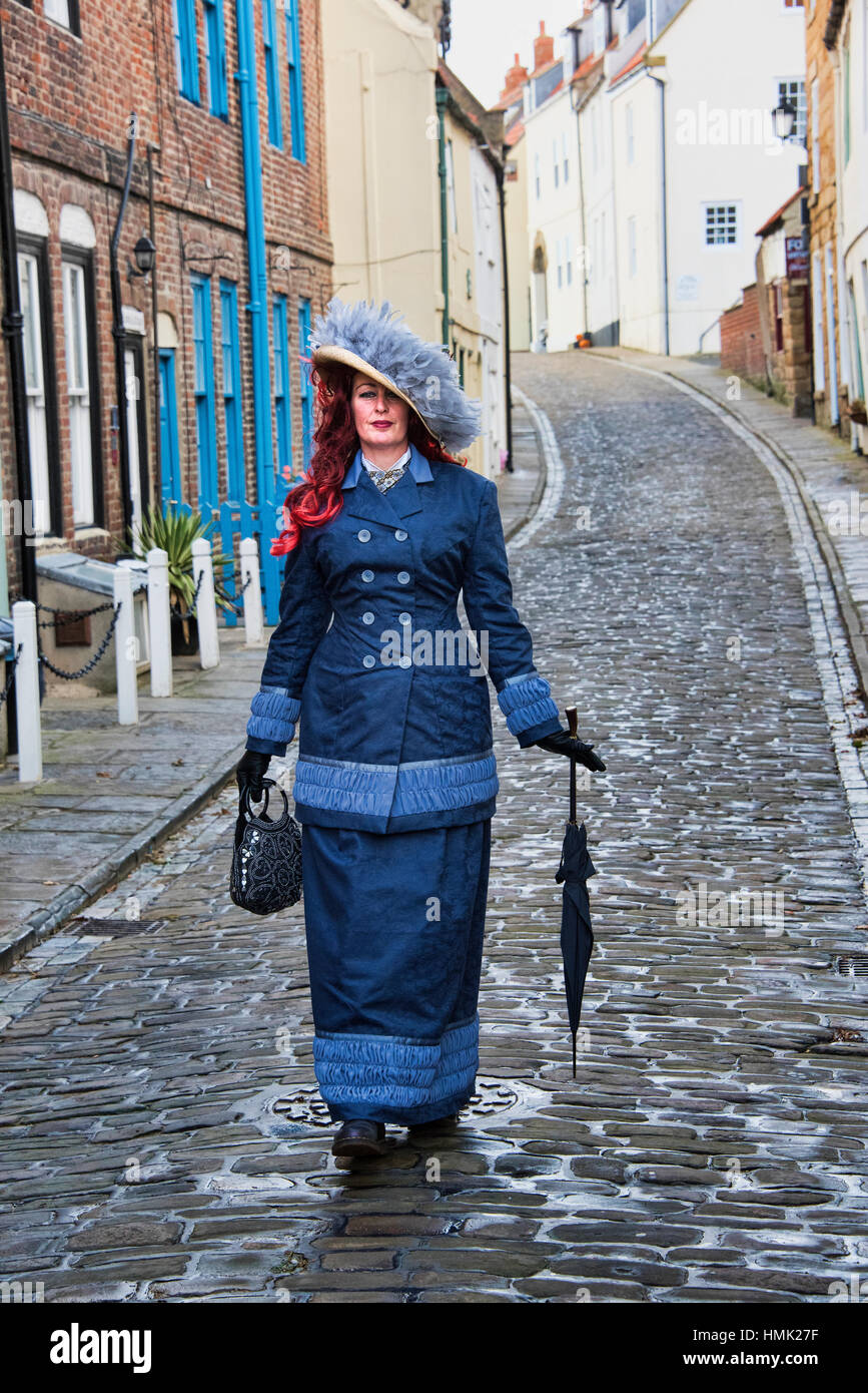 Goth woman posing on voie pavée, au week-end Goth à Whitby dans le Yorkshire. Banque D'Images