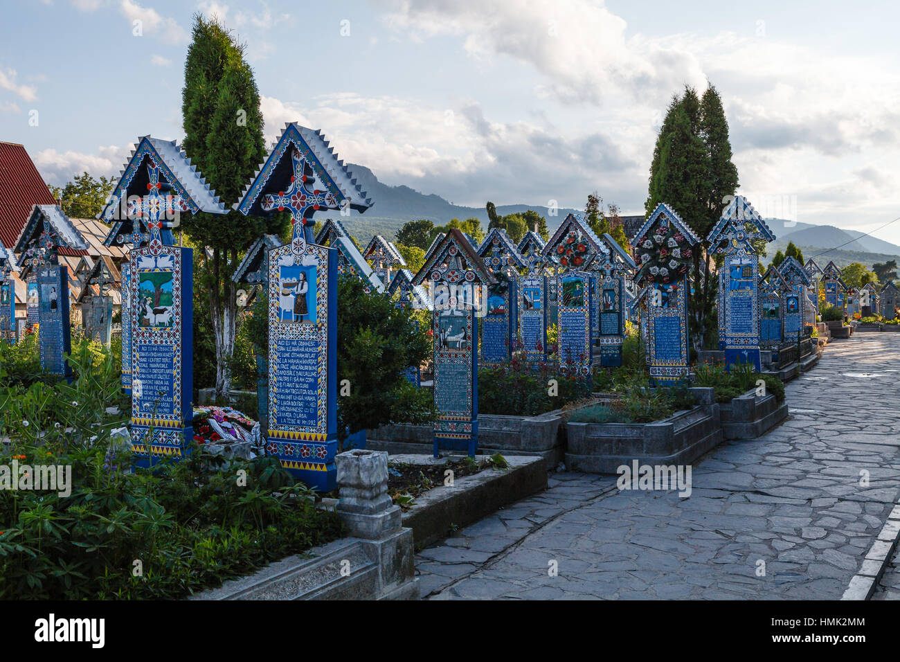 Le Cimetière Joyeux, célèbre pour ses pierres tombales colorées peintures naïves avec covbered décrivant des gens qui sont morts Banque D'Images