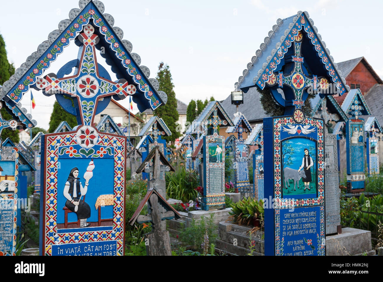 Le Cimetière Joyeux, célèbre pour ses pierres tombales colorées peintures naïves avec covbered décrivant des gens qui sont morts Banque D'Images