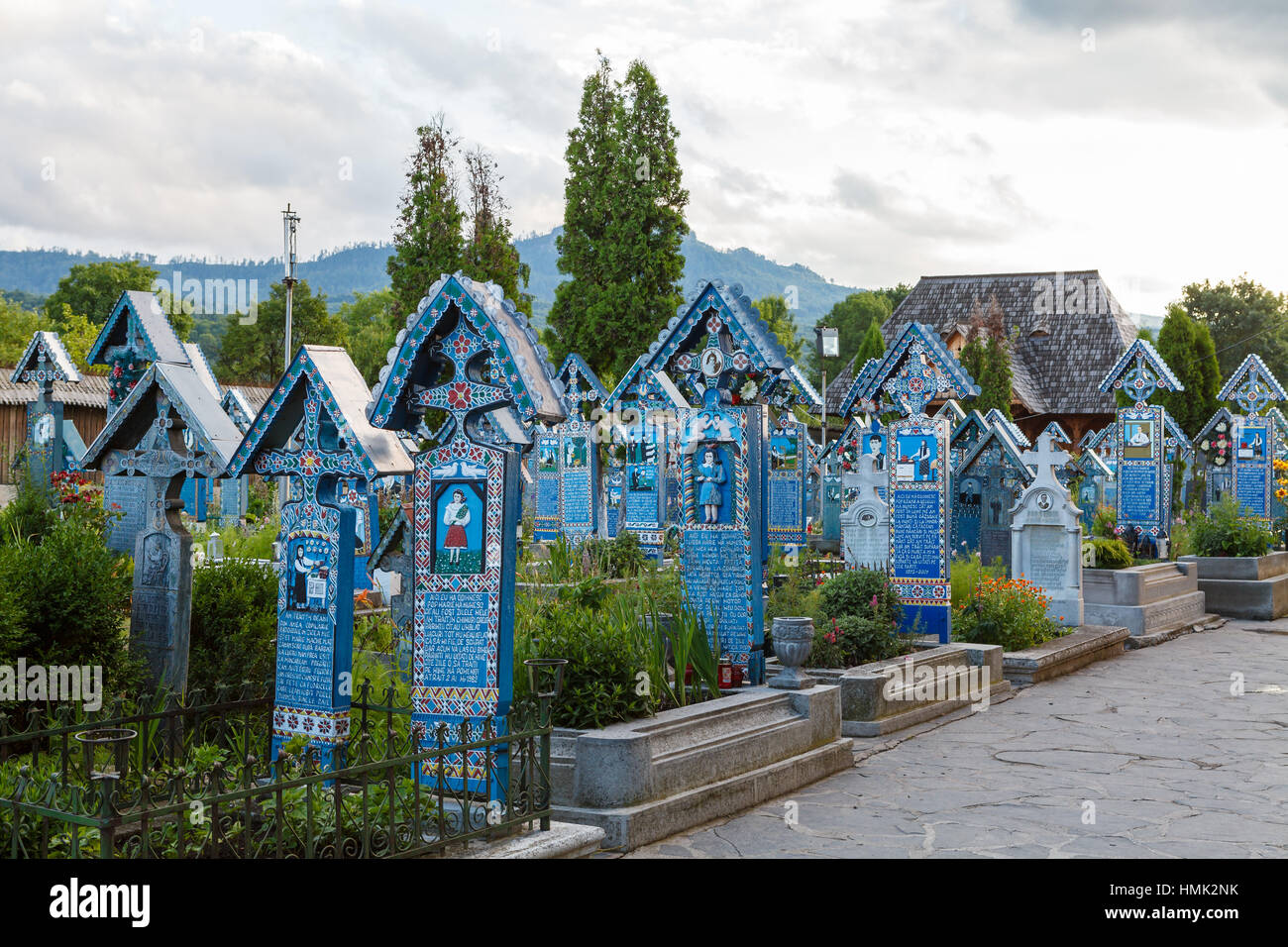 Le Cimetière Joyeux, célèbre pour ses pierres tombales colorées peintures naïves avec covbered décrivant des gens qui sont morts Banque D'Images