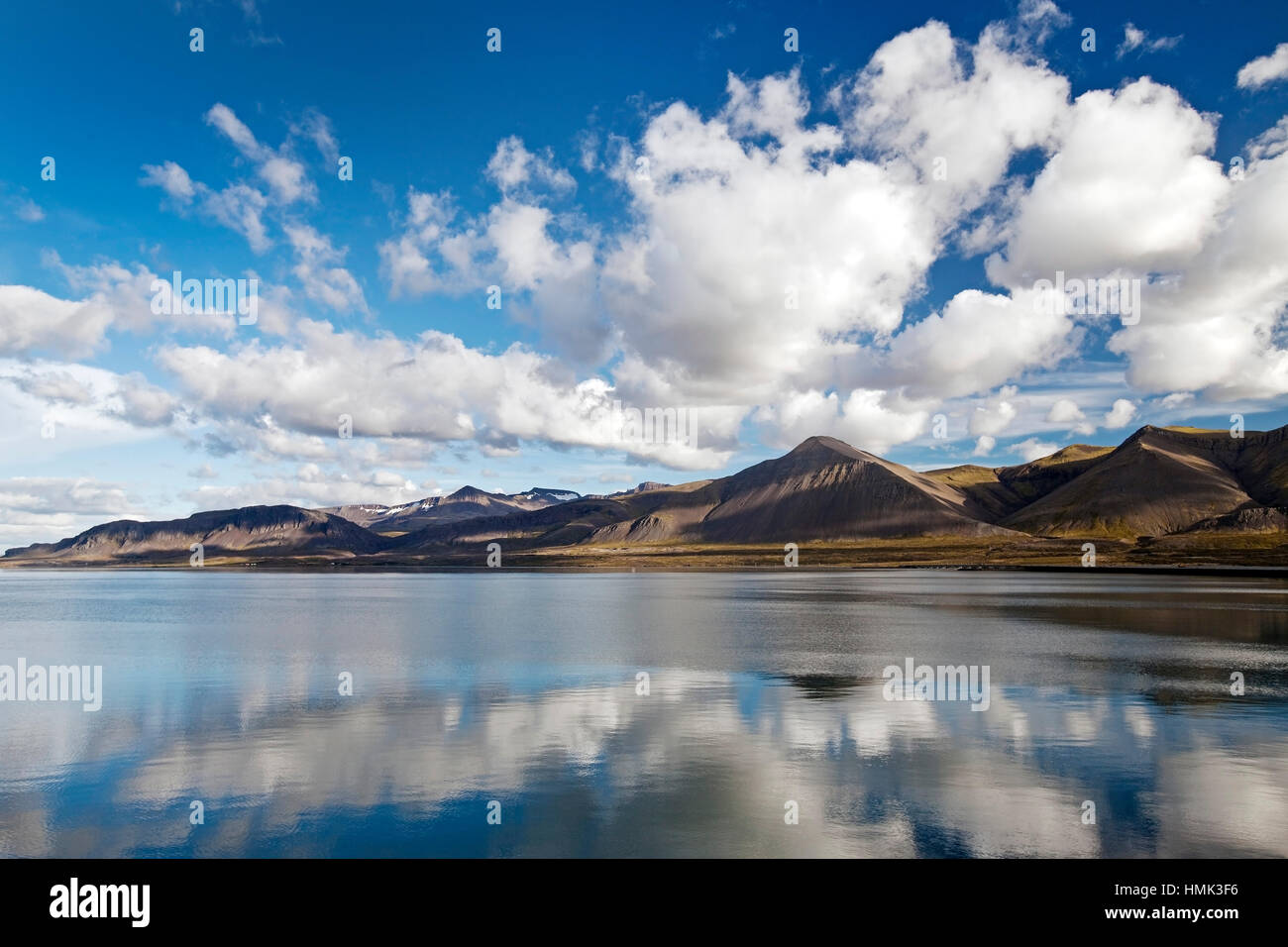 Fjord Borgarfjörður avec ciel nuageux, Borganes, Islande Banque D'Images