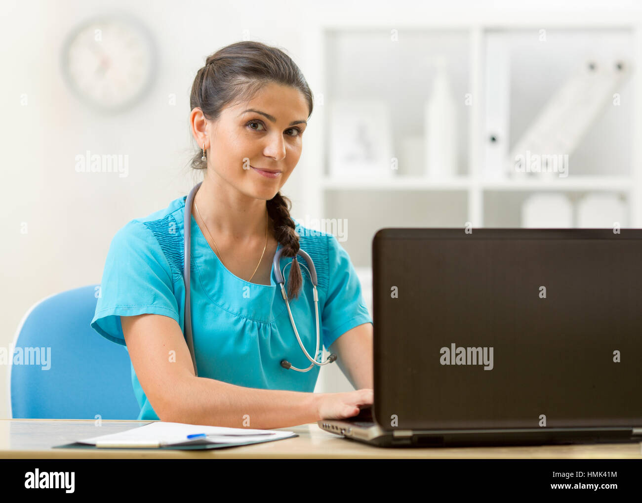 Médecin femme travaillant avec l'ordinateur. Plus isolé sur fond blanc. Banque D'Images
