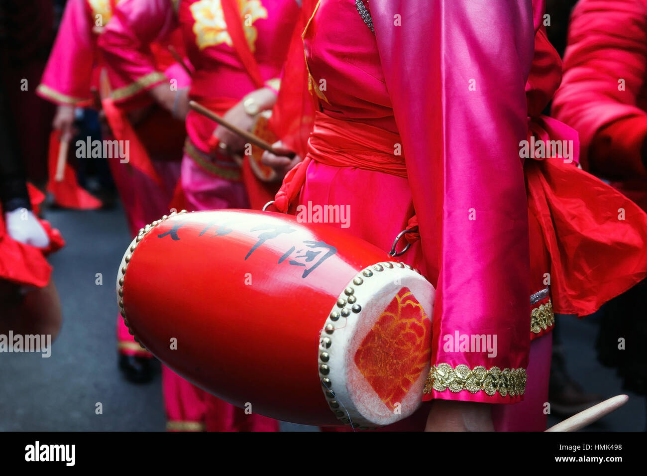 Rome, Italie - 28 janvier 2017 : les femmes en costume traditionnel chinois, jouant les bongos dans les rues de la capitale, pendant la procession celebratin Banque D'Images