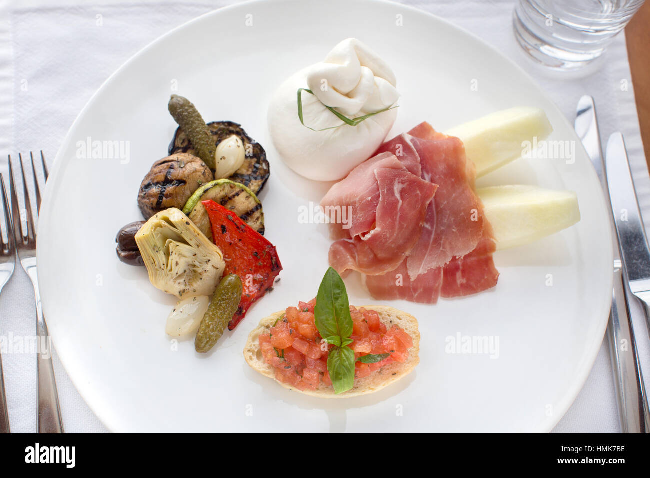 Apéritif italien bruschetta mozzarella prosciutto Banque D'Images