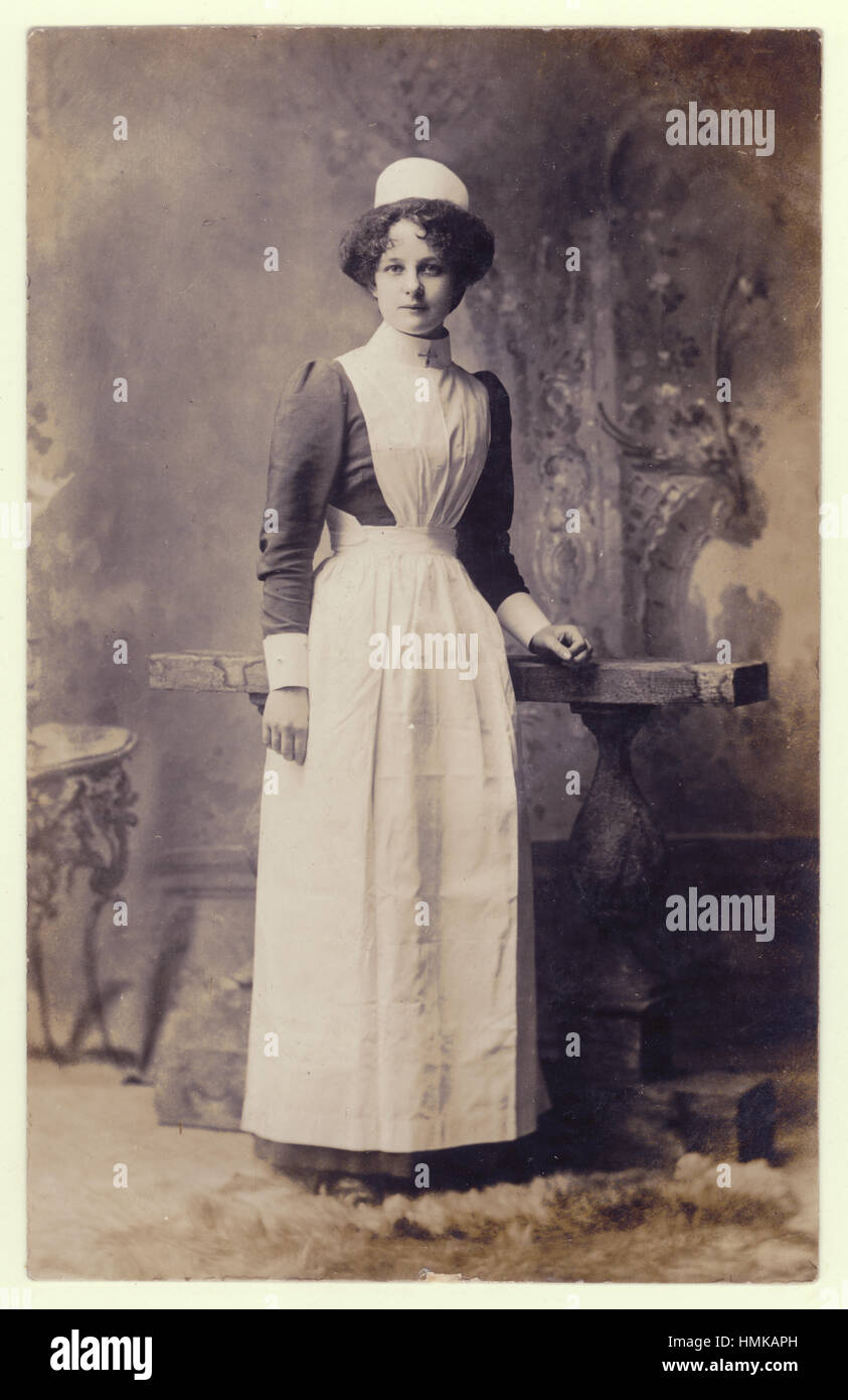 Studio portrait professionnel portraits de joli Edwardian serviteur housemaid ou nursemaid / infirmière Maid / nounou vers 1905, Wooton, Bedfordshire, Angleterre, Royaume-Uni Banque D'Images