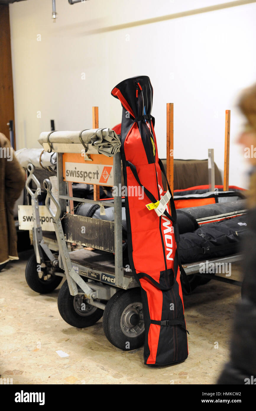 Scène mouvementée en zone de récupération des bagages passagers en attente pour les bagages et les skis Banque D'Images