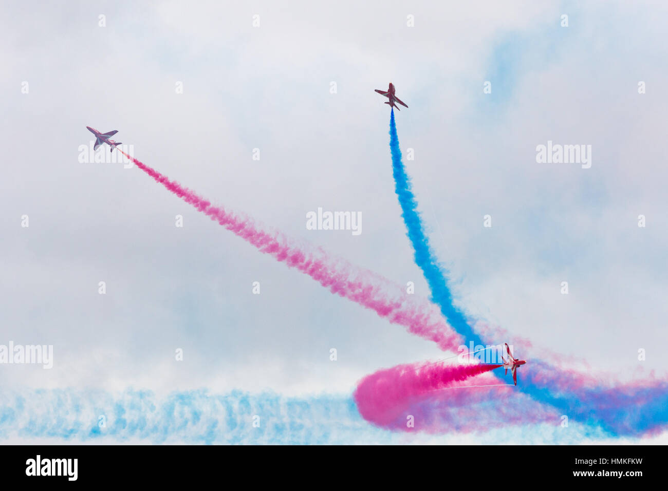 Bournemouth, Dorset, Angleterre - le 21 août 2016 : Festival de l'Air 2016 Bournemouth - trois jets Hawk T Flèche Rouge voltige et effectuer des cascades mi air acro Banque D'Images