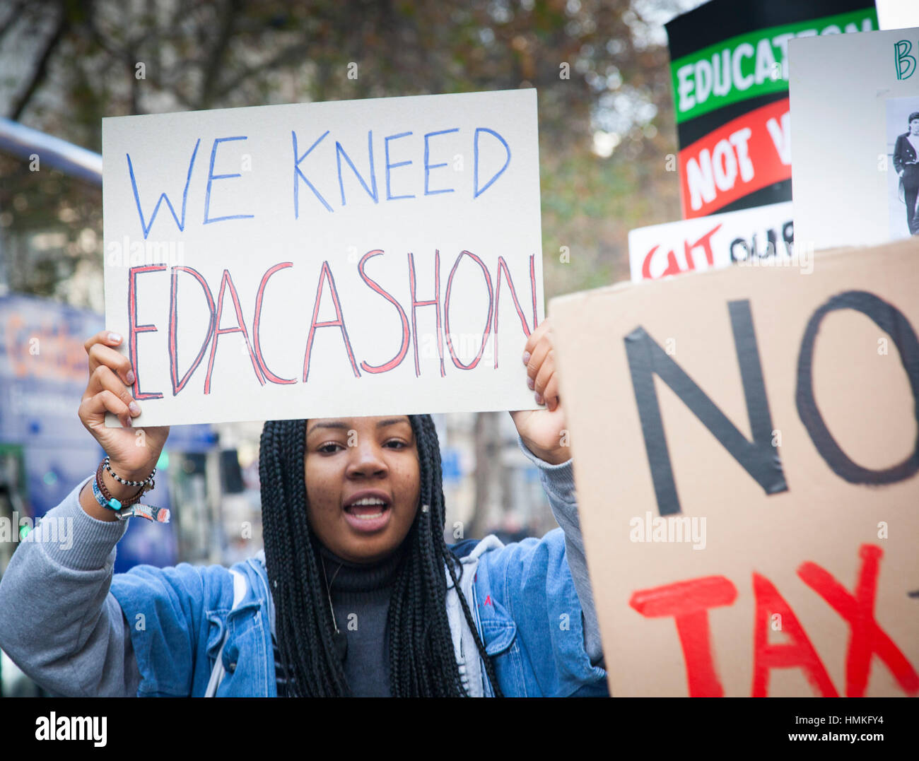Manifestation étudiante contre des frais d'éducation. Ils ont défilé à Londres à partir de la rue Mallet par Parliiament à Whitehall Square. Banque D'Images