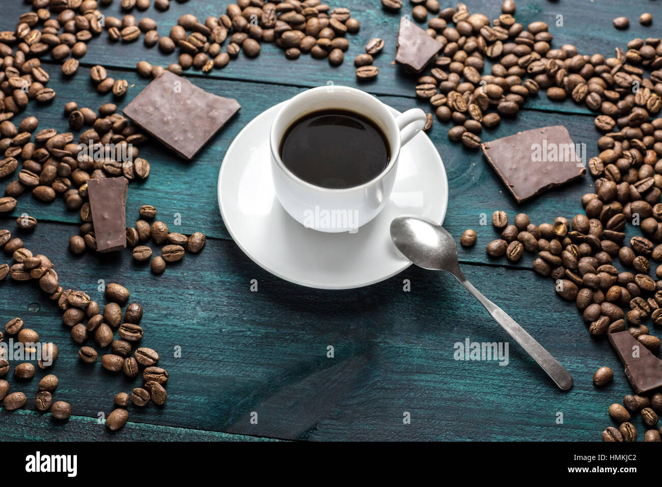 Macarons aux couleurs pastel sur light texture teal Banque D'Images