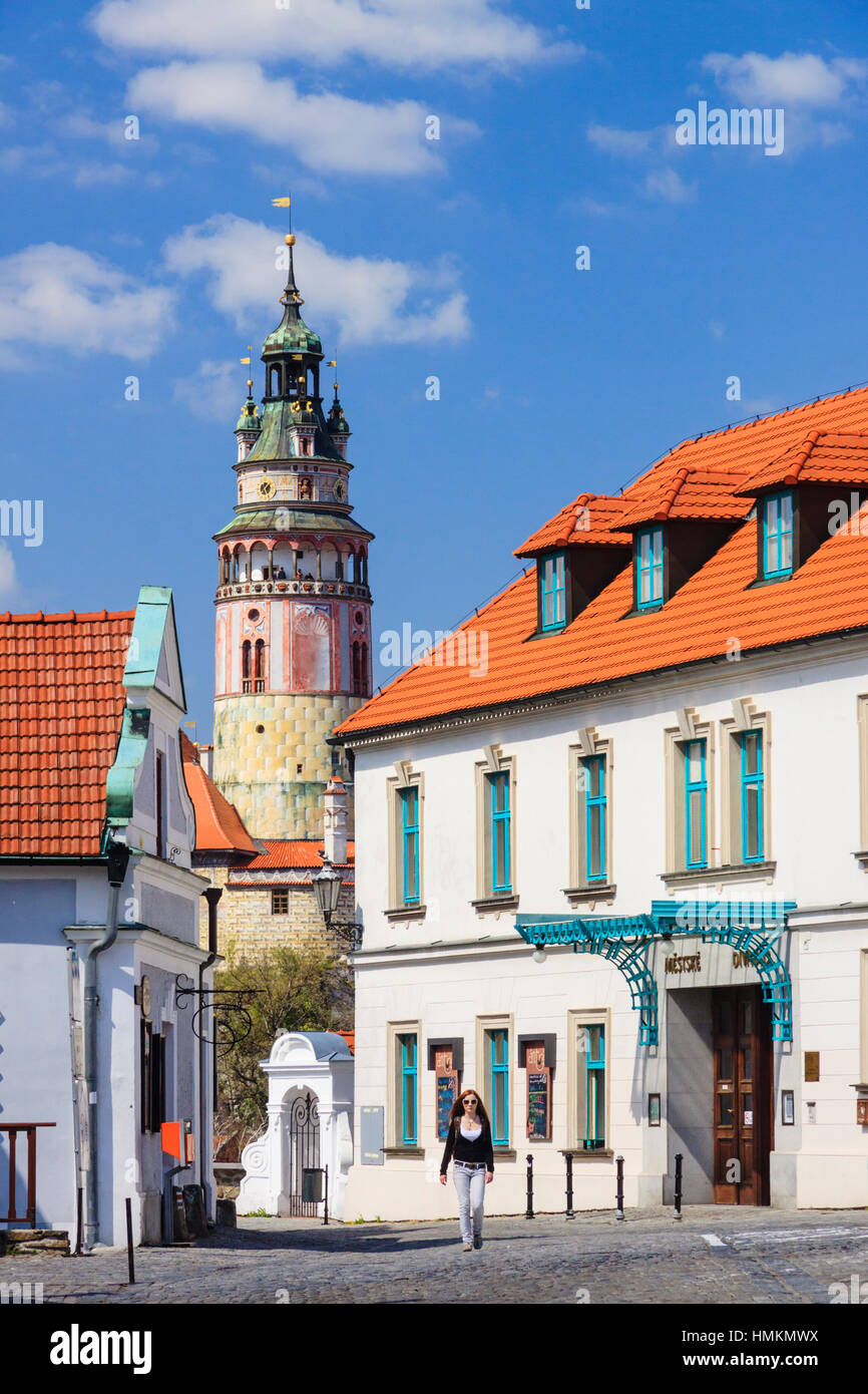 Cesky Krumlov, Bohême, République tchèque. Street view avec la tour ronde du château en arrière-plan. Banque D'Images