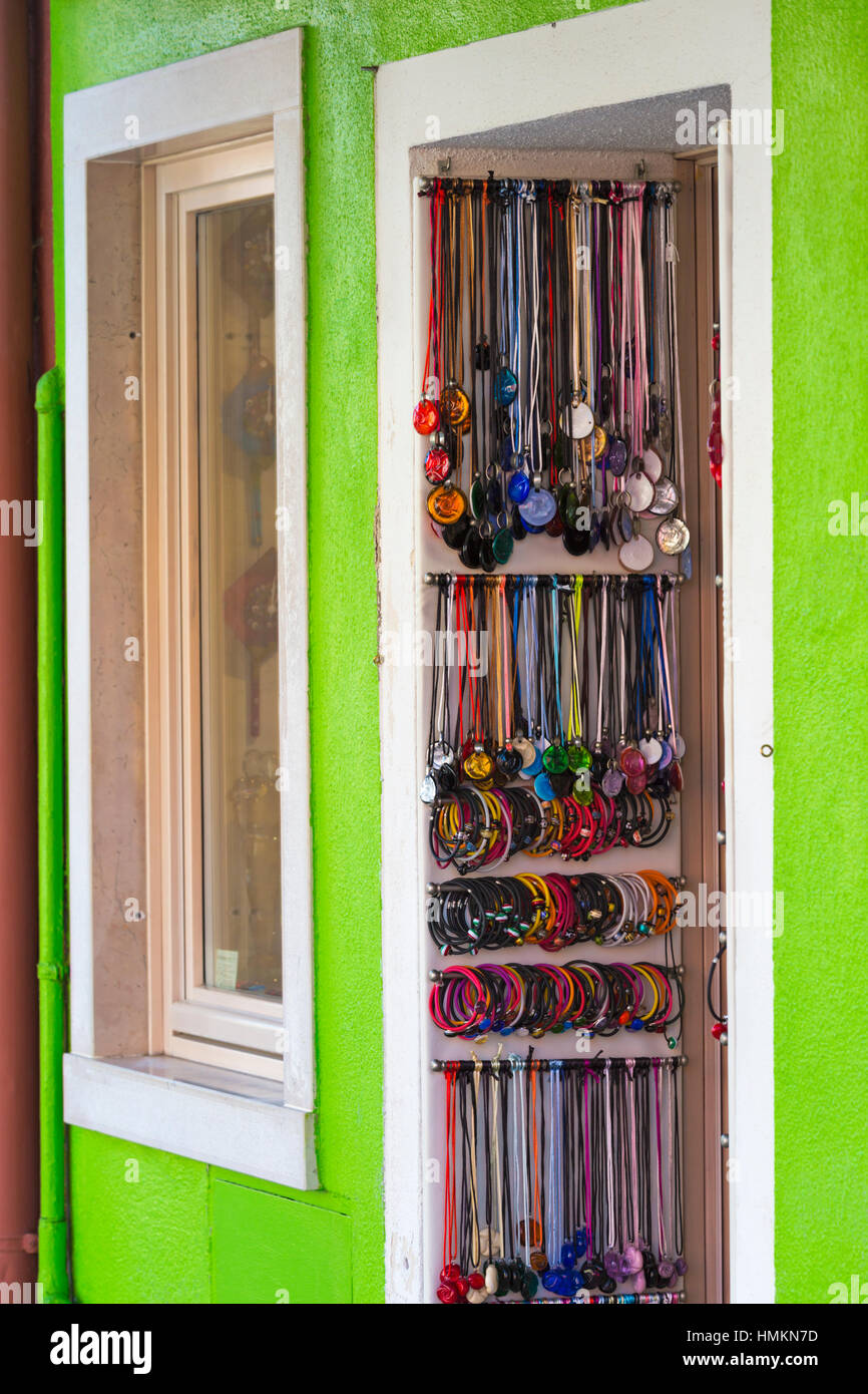 Bracelets et colliers accroché sur l'affichage en porte à Burano, Venise, Italie en janvier Banque D'Images