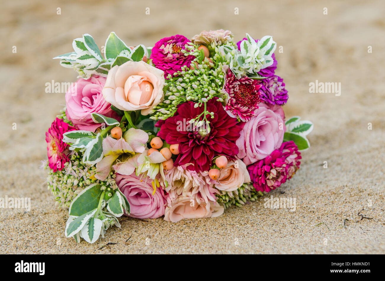 Bouquet de mariage coloré de roses. Rose, rouge et vert. Mariage plage. Banque D'Images