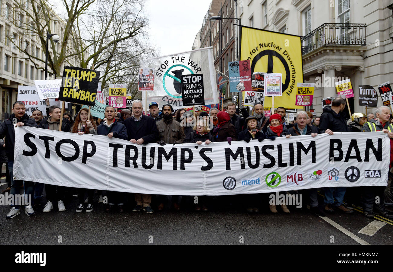 Les manifestants mars à Downing Street, comme ils protestent contre le Président des Etats-Unis, Donald Trump est l'interdiction de voyager. Banque D'Images