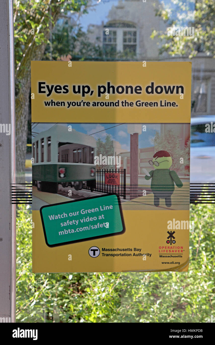 L'affiche de la MBTA à un arrêt de tramway passagers d'avertissement de ne pas être distraits par leur téléphone cellulaire, Boston, Massachusetts, United States. Banque D'Images