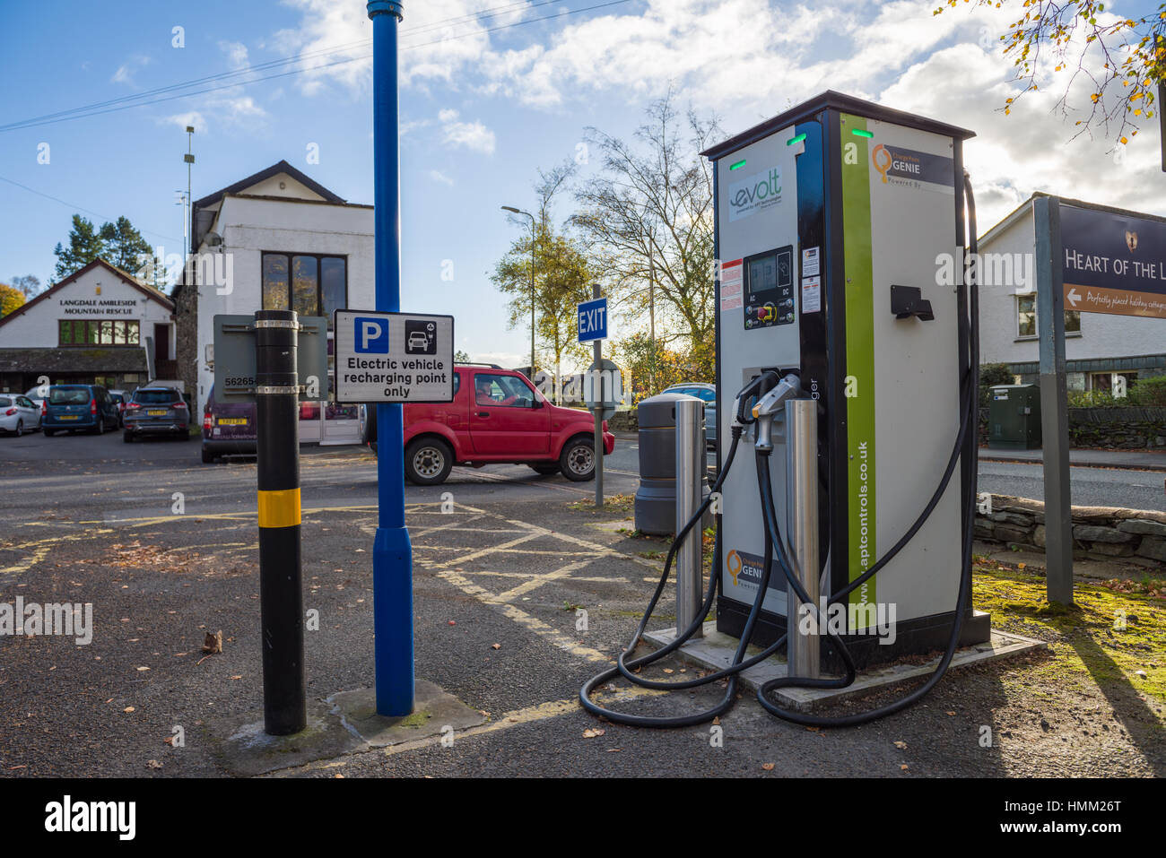 Un point de recharge de véhicules électriques dans un parking à Ambleside, Cumbria, Angleterre. Banque D'Images