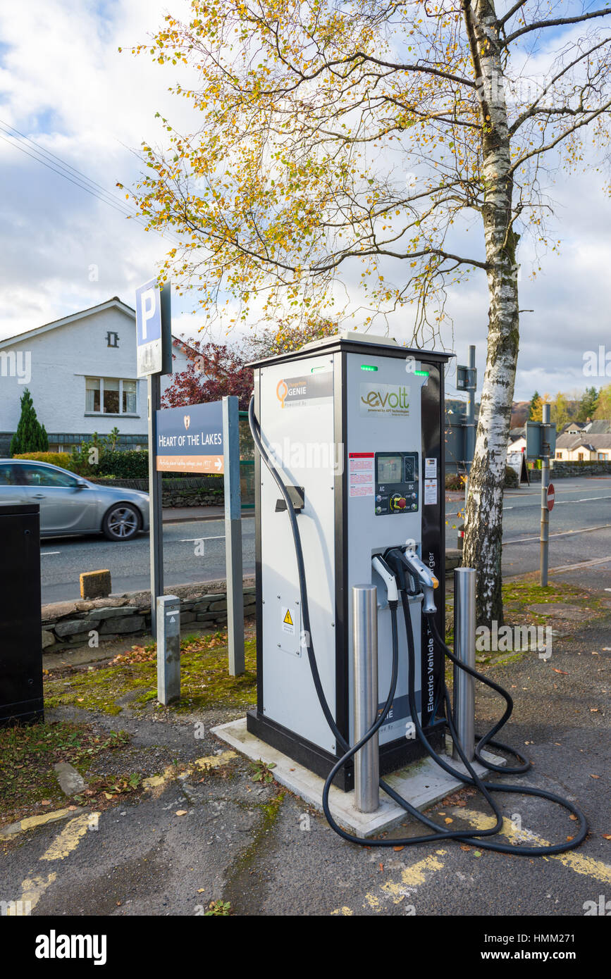 Un point de recharge de véhicules électriques dans un parking à Ambleside, Cumbria, Angleterre. Banque D'Images