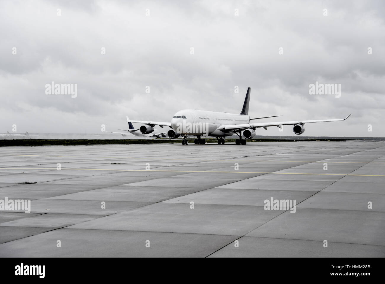 Sur la voie de circulation de l'avion avec un autre jet au décollage sur la piste en arrière-plan Banque D'Images