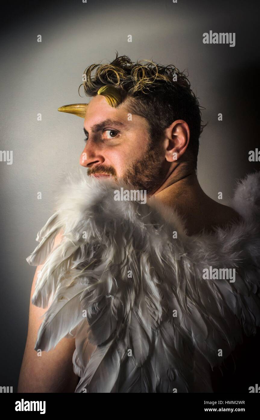 Ange déchu satan avec des ailes à plumes d'éclairage et d'humeur Banque D'Images