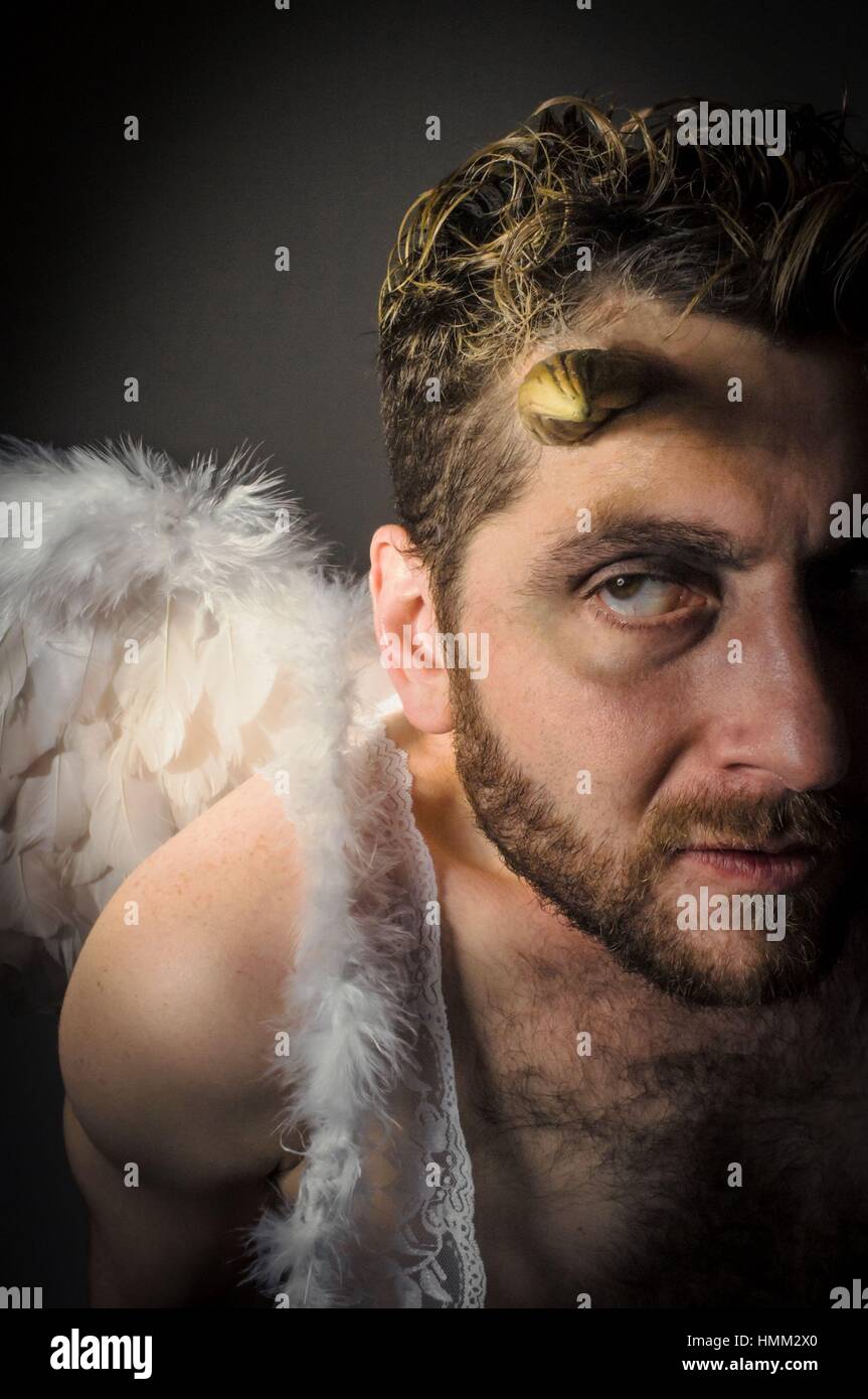 Ange déchu satan avec des ailes à plumes d'éclairage et d'humeur Banque D'Images