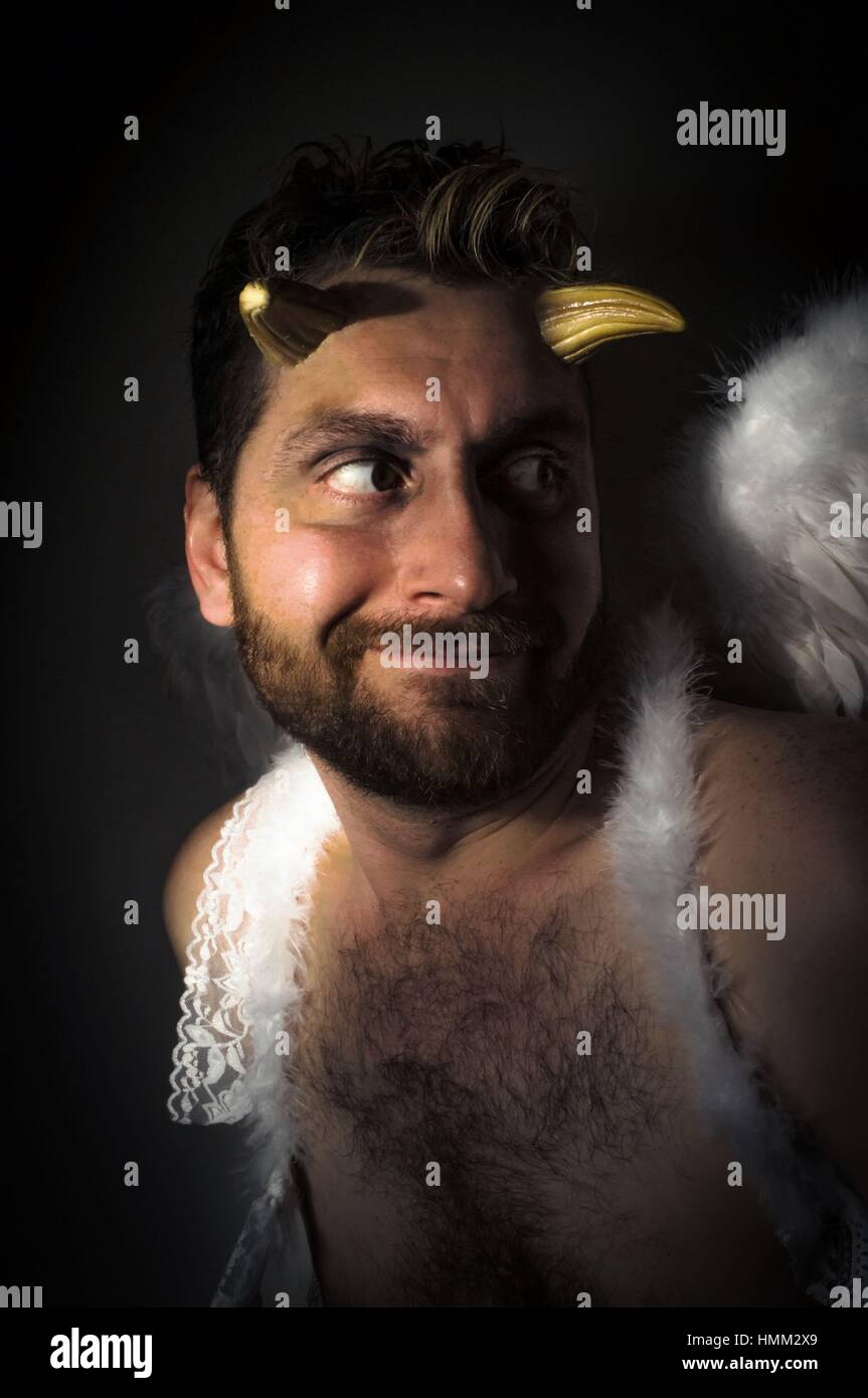 Ange déchu satan avec des ailes à plumes d'éclairage et d'humeur Banque D'Images