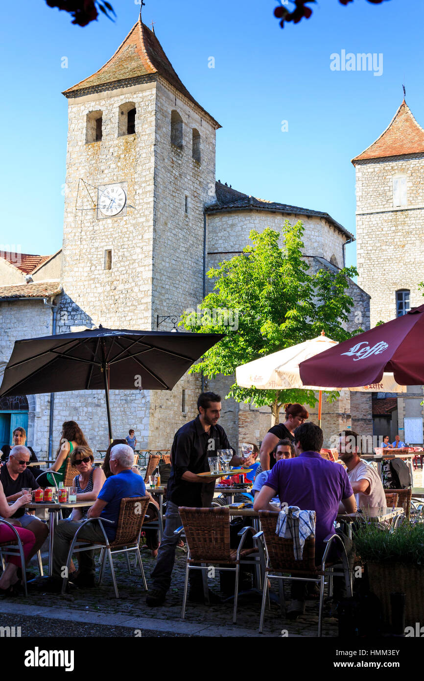 En dehors de l'été et de l'église, le café de la place principale de Lauzerte, Tarn et Garonne, France Banque D'Images
