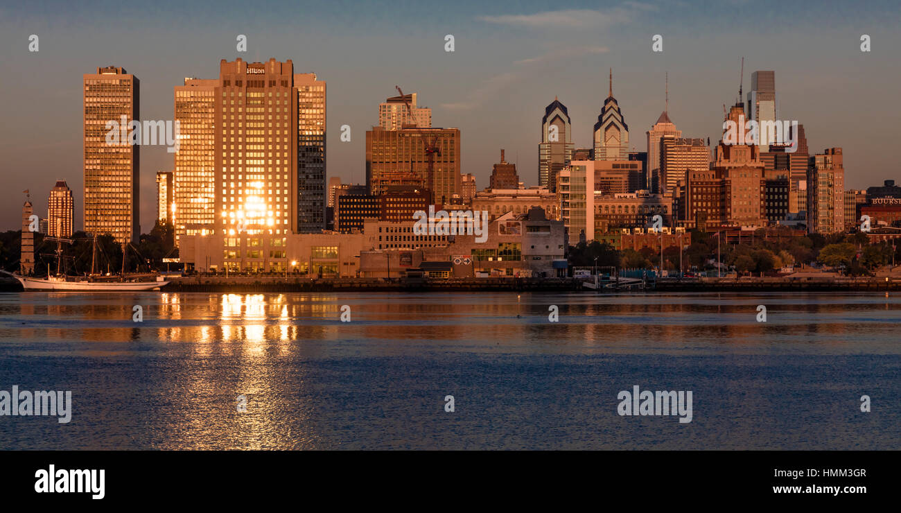 OCT 15, 2016, Philadelphie, PA skyscrappers et skyline au lever de refléter la lumière d'or dans la rivière Delaware, vue de Camden, NJ Banque D'Images