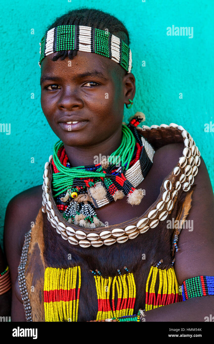 Portrait d'un jeune Hamer Tribeswoman Au Turmi Lundi, marché Turmi, vallée de l'Omo, Ethiopie Banque D'Images